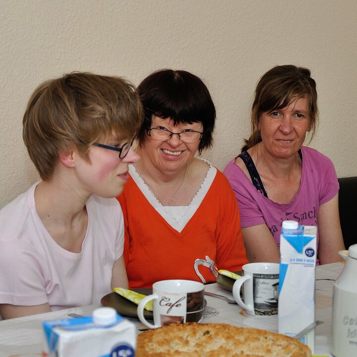 Bewohnerinnen der Wohngemeinschaft Lindlar frühstücken gemeinsam