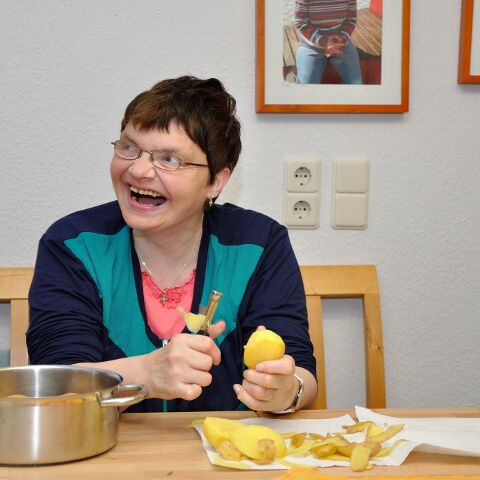 Bewohnerin der Wohngemeinschaft Lindlar beim Kartoffelschälen